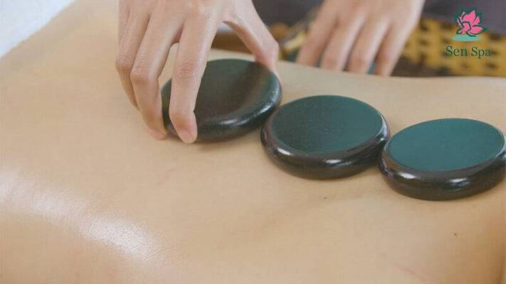 So sánh Massage Mô sâu, Thụy điển và Thái – Nên chọn phong cách nào phù hợp với bạn? Massage with hot stones