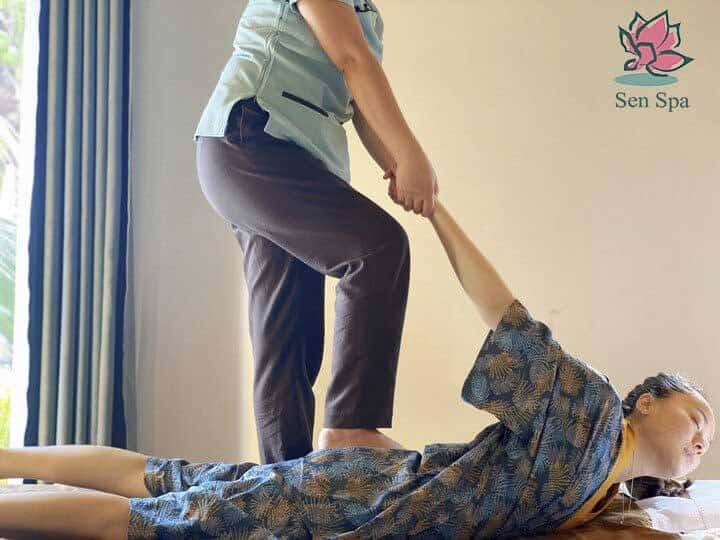Massage Thái - kéo căng cơ tay