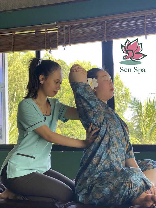 Massage Thái - Kỹ thuật kéo giãn tay lưng