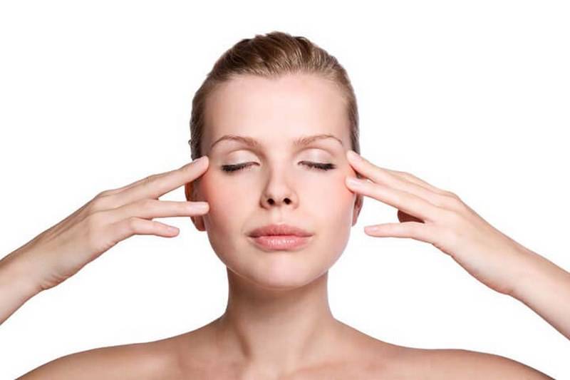 Massage mắt đúng cách còn giúp giảm được độ cận