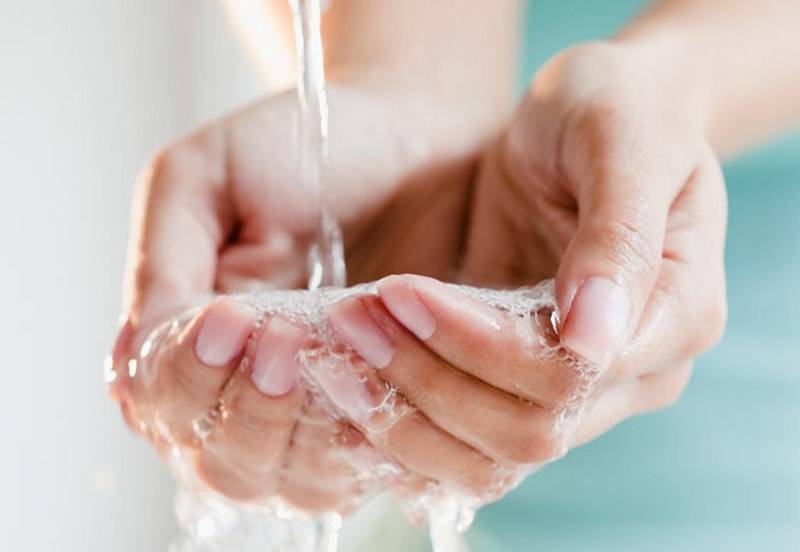 Nên rửa tay sạch sẽ trước khi thực hiện massage mắt 