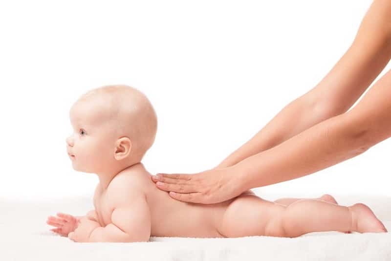 Nên massage cho trẻ sơ sinh đúng thời điểm để đạt hiệu quả tốt