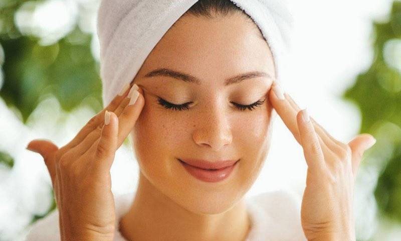 Massage mắt vừa làm dịu mắt lại giảm được stress