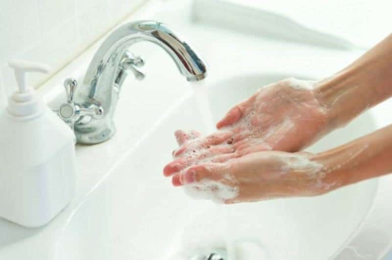 Cần vệ sinh tay thật sạch sẽ trước khi thực hiện phương pháp bấm huyệt