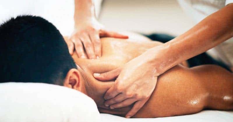 Bạn có thể áp dụng phương pháp massage bấm huyệt nếu thấy mệt mỏi