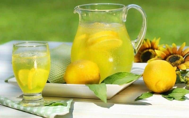 Cách chữa mệt mỏi sau khi uống rượu là uống nước cam, chanh