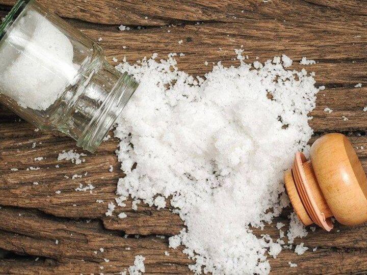 Dùng muối để loại bỏ tế bào chết trên da
