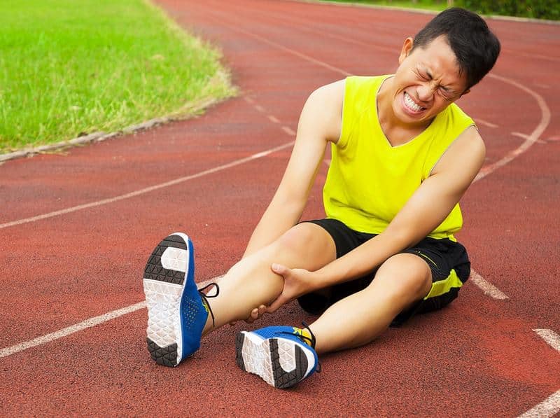 Chấn thương do bạn luyện tập quá sức cũng khiến chân bị mỏi