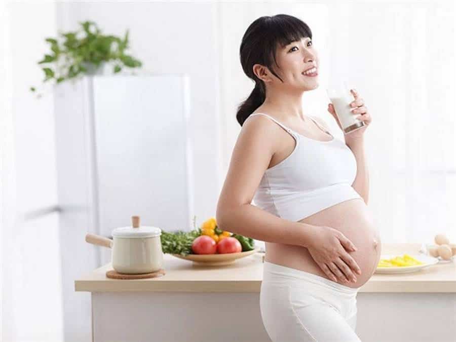 Uống sữa bầu giàu canxi là cách trị nhức chân tốt cho cả mẹ và bé 