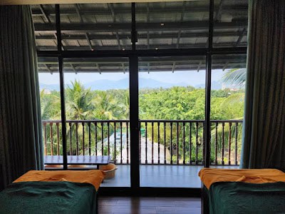 Массаж горячими камнями и огромная польза для нашего тела massage room with green view