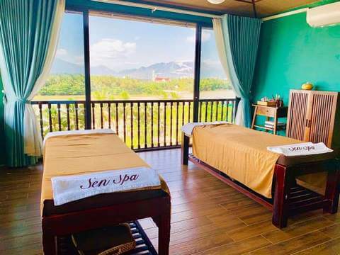 Массаж горячими камнями и огромная польза для нашего тела spa-massage-room-with-river-view