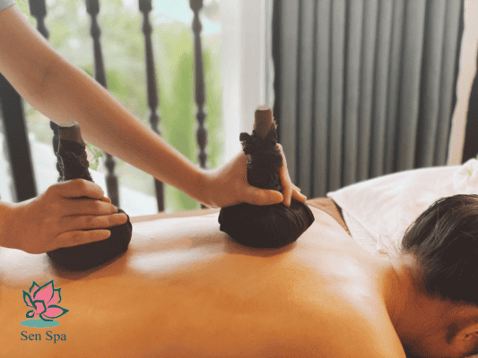 massage with herbal pouches