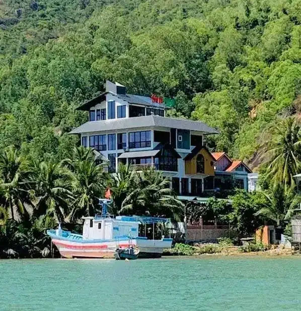 sen spa nhìn từ sông