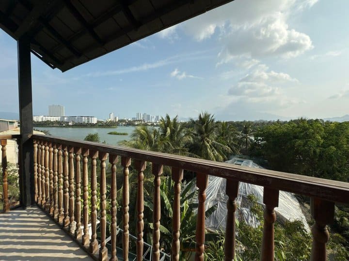 So sánh Massage Mô sâu, Thụy điển và Thái – Nên chọn phong cách nào phù hợp với bạn? river view from massage room